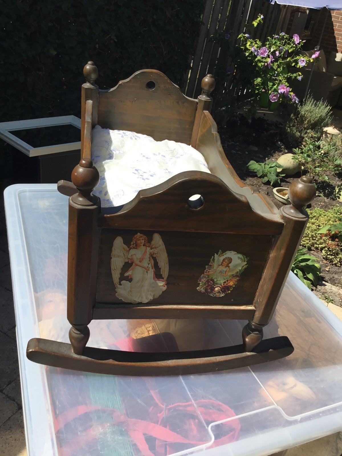 Antieke houten poppenwieg met decoraties, Ophalen of Verzenden, Gebruikt
