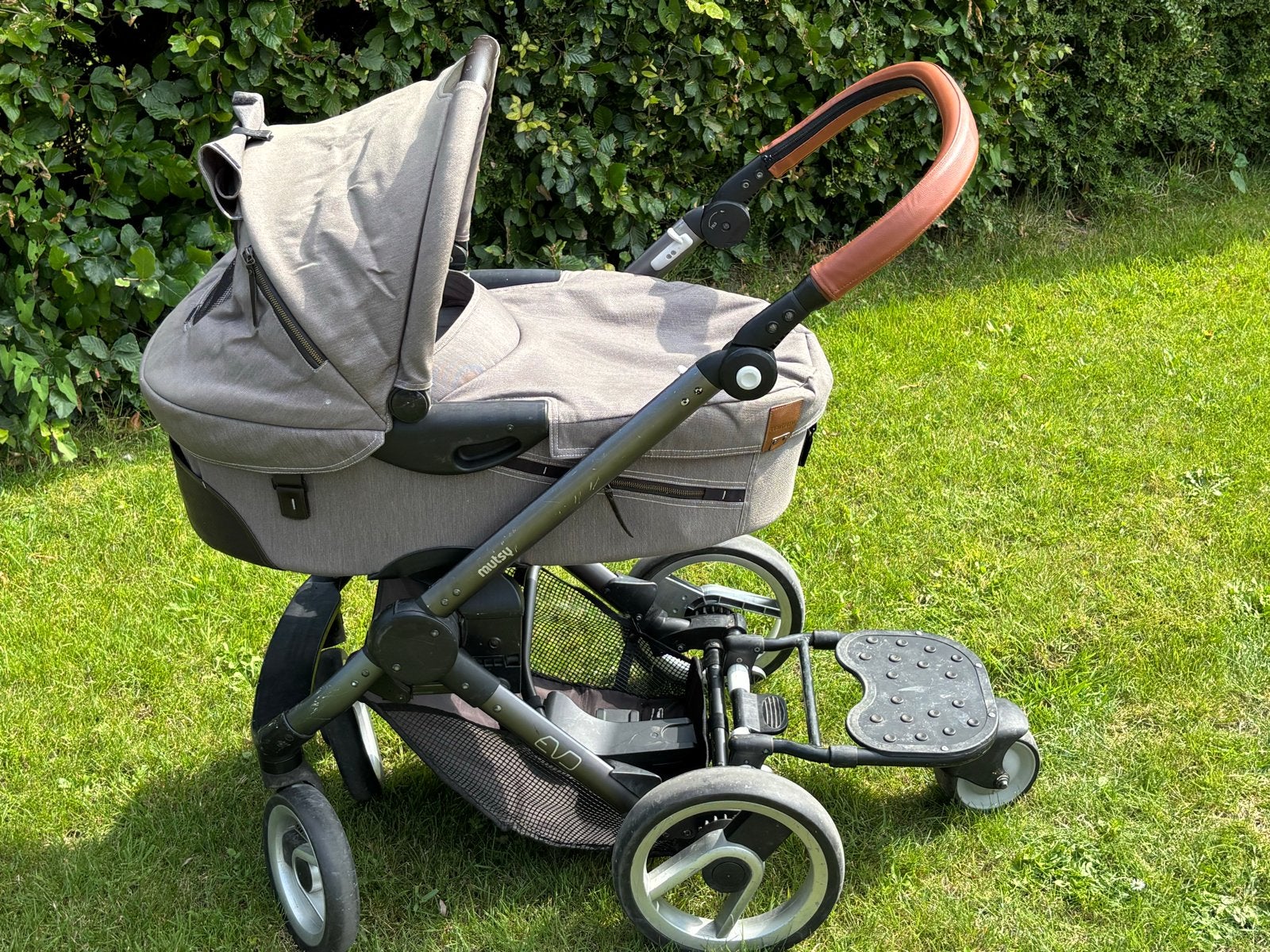 Mutsy Evo kinderwagen met reiswieg en meerijplankje, Ophalen, Gebruikt, Combiwagen, Met reiswieg