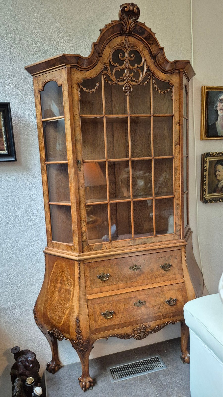 Antieke Vitrinekast met Barok Snijwerk - Wortelnoten, Antiek en Kunst, Ophalen