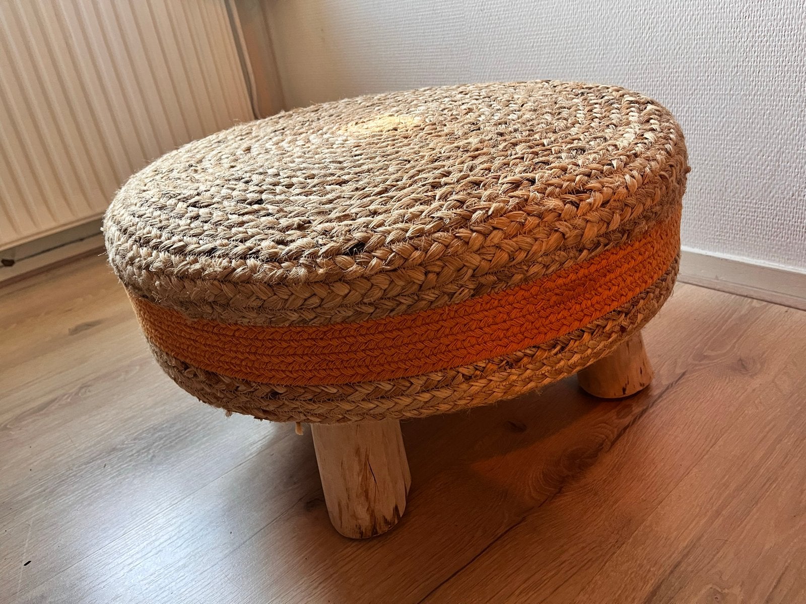 Rotan poef met oranje accent en houten pootjes, Huis en Inrichting, Banken | Voetenbanken en Poefen, Ophalen, Minder dan 50 cm