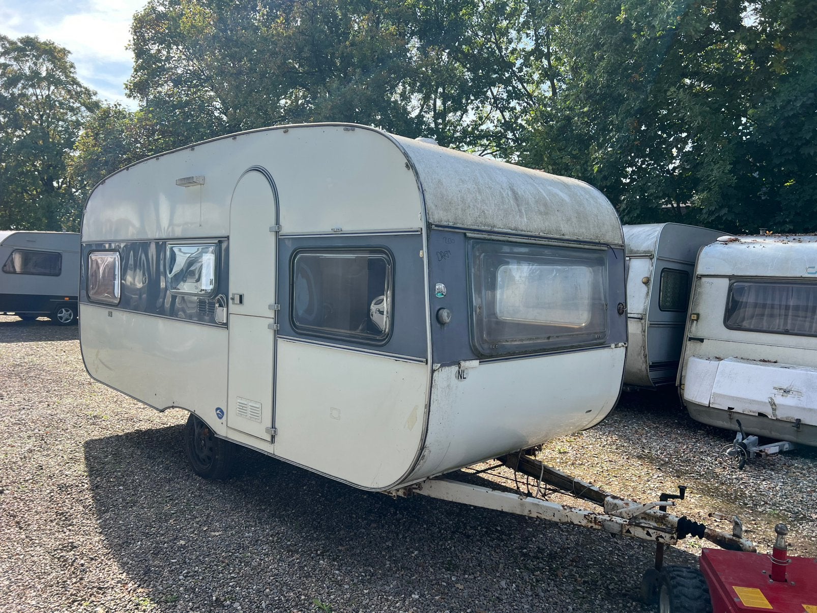 Leuke caravan met voortent., Bedrijf, Rondzit
