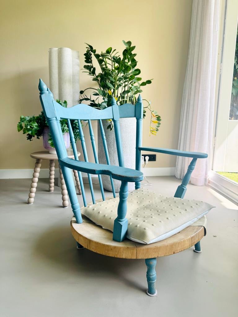 Unieke blauwe stoel met houten zitting! Design!, Huis en Inrichting, Fauteuils, Ophalen, Zo goed als nieuw, Hout, 50 tot 75 cm