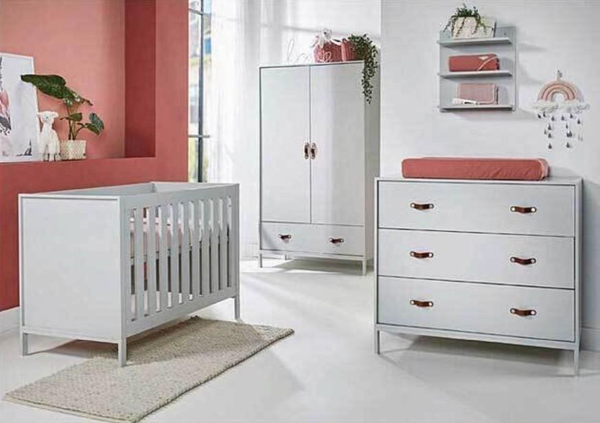 Complete Interbaby baby/peuterkamer: bed, kast en commode, Ophalen, Zo goed als nieuw, Jongetje of Meisje