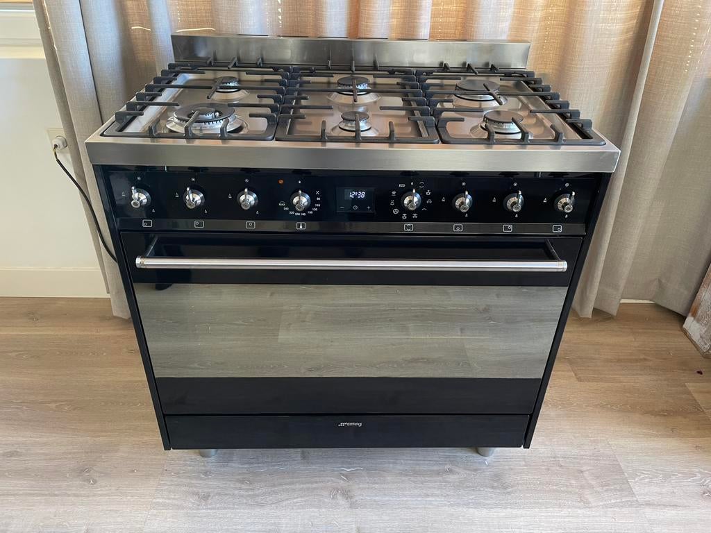 Smeg luxe 6 pits fornuis heteluchtoven 90 cm zwart, Ophalen, 60 cm of meer, Zo goed als nieuw, Gas