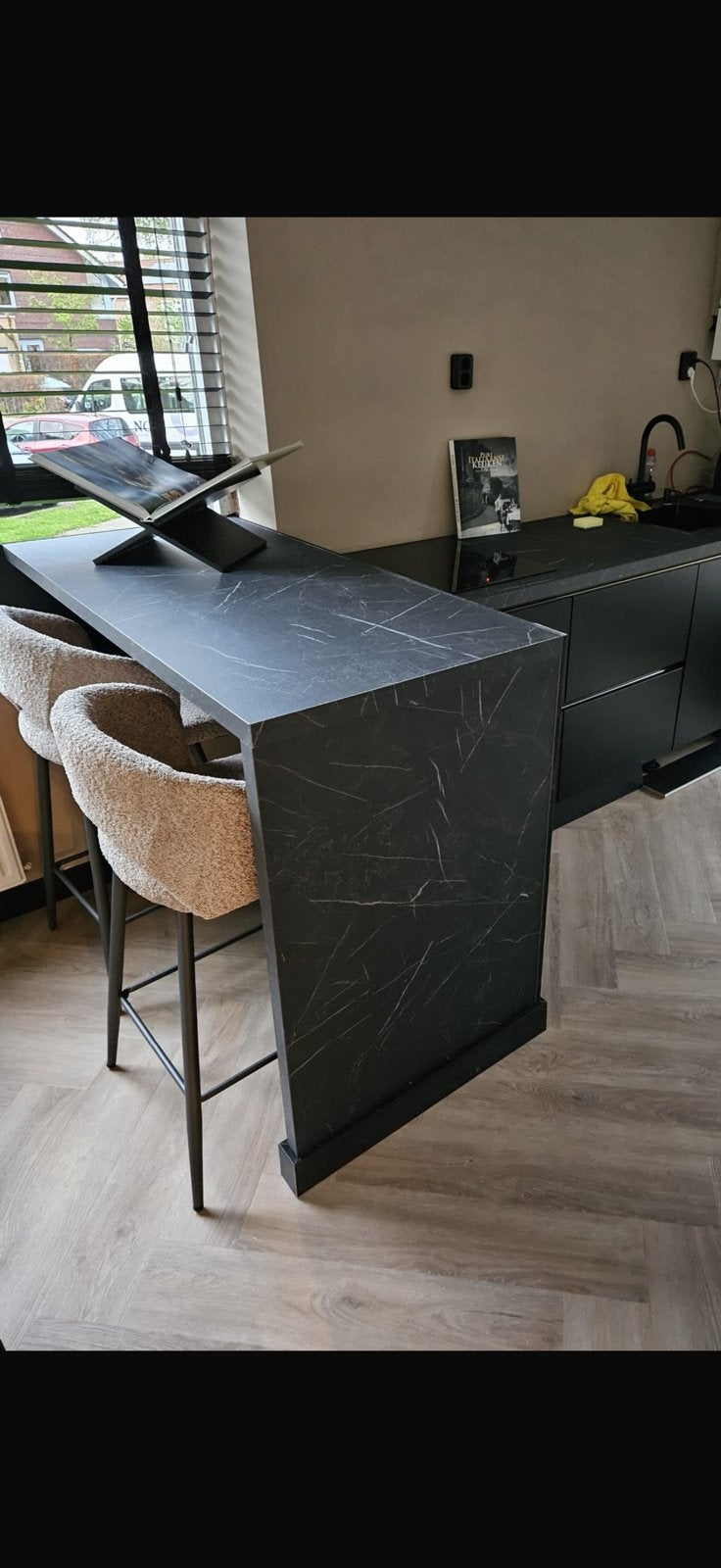 Keuken blok met apratuur en bar, Ophalen, Zo goed als nieuw, Wit