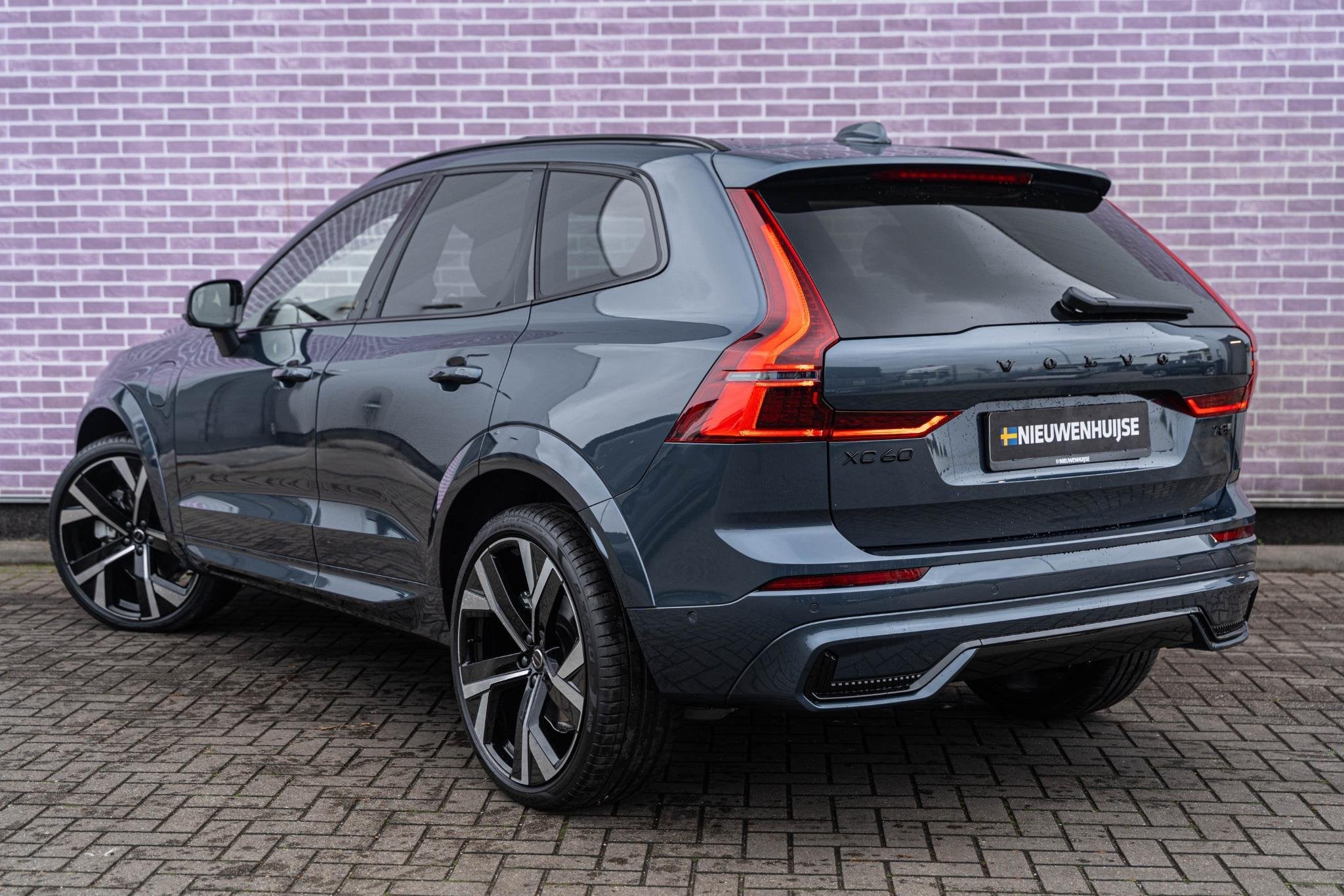 Volvo XC60 T6 Plug-in hybrid AWD Plus Black Edition | Long R, Euro 6, 4 cilinders, Blauw, XC60