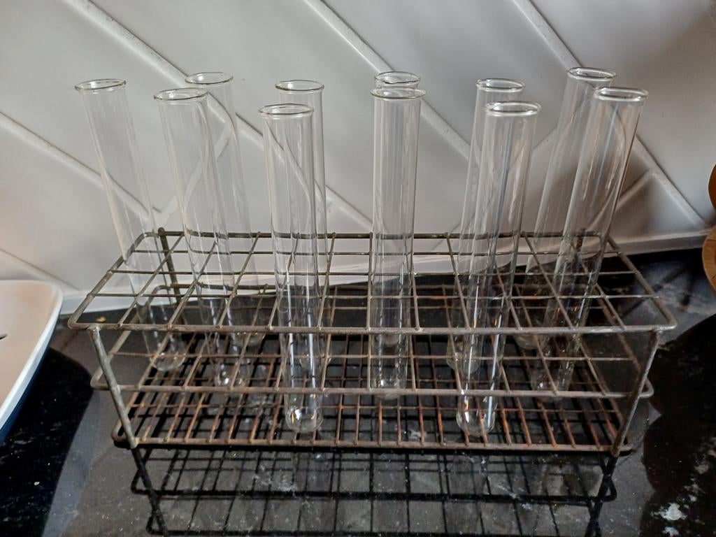Laboratorium reageerbuisjes met vintage rekje, Ophalen of Verzenden, Gebruikt