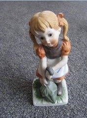 vintage beeldje van meisje met paraplu, Ophalen of Verzenden, Zo goed als nieuw, Mens