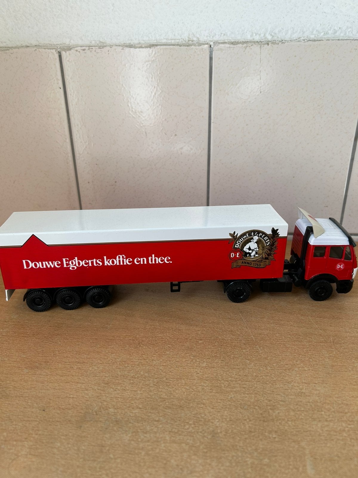 Lion car Douwe Egberts oplegger, Hobby en Vrije tijd, Modelauto's | 1:50, Ophalen of Verzenden, Zo goed als nieuw, Bus of Vrachtwagen