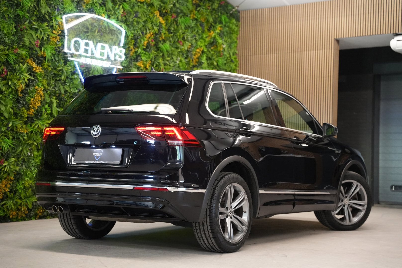 Volkswagen Tiguan 2.0 TSI 4Motion 3x R-Line / Pano / HUD / C, Auto's, Dealer onderhouden, Gebruikt, Zwart, 1984 cc