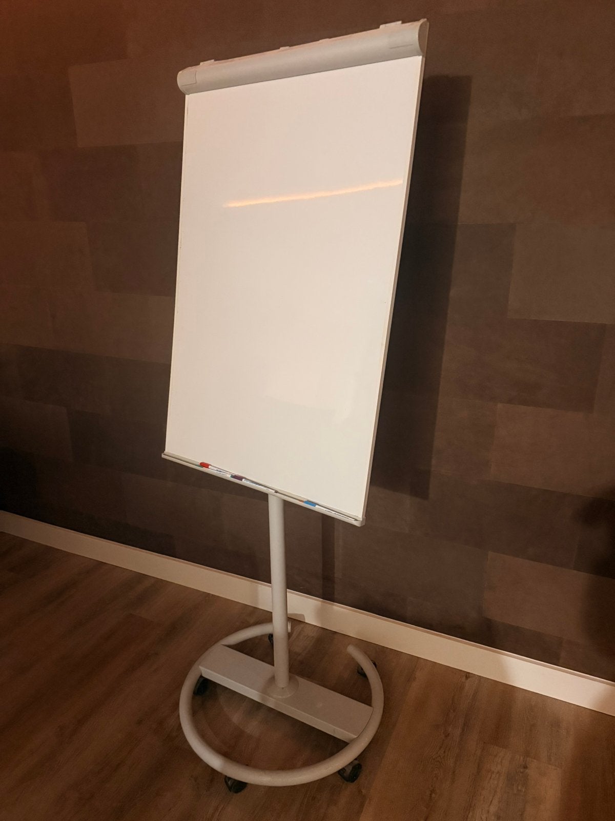 Mobiele flipover / whiteboard op wielen – verstelbaar, Ophalen, Zo goed als nieuw, Magneetbord