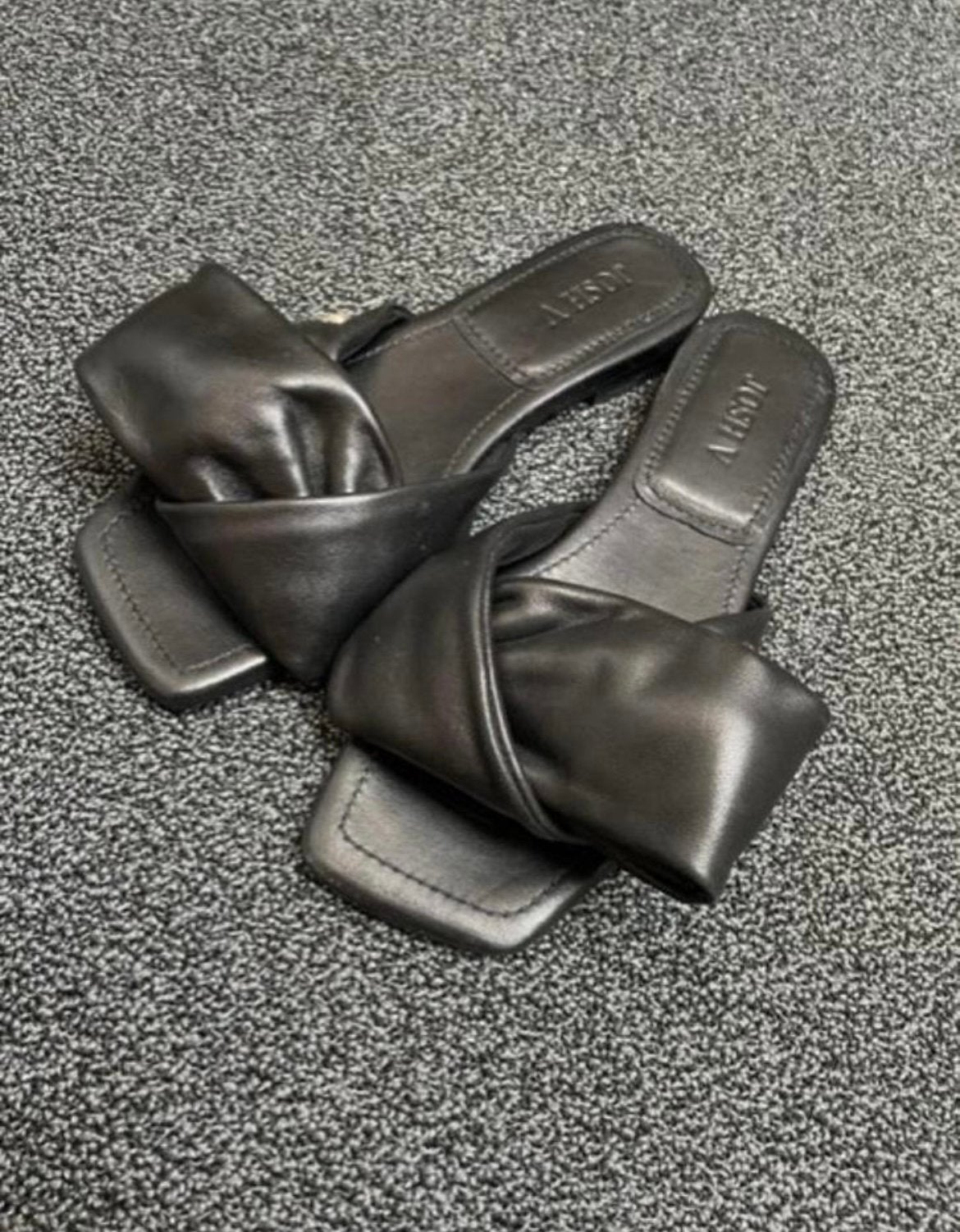 Zwarte leren slippers van Josh V maat 37 nieuwstaat, Slippers, Zwart, Ophalen of Verzenden, Zo goed als nieuw