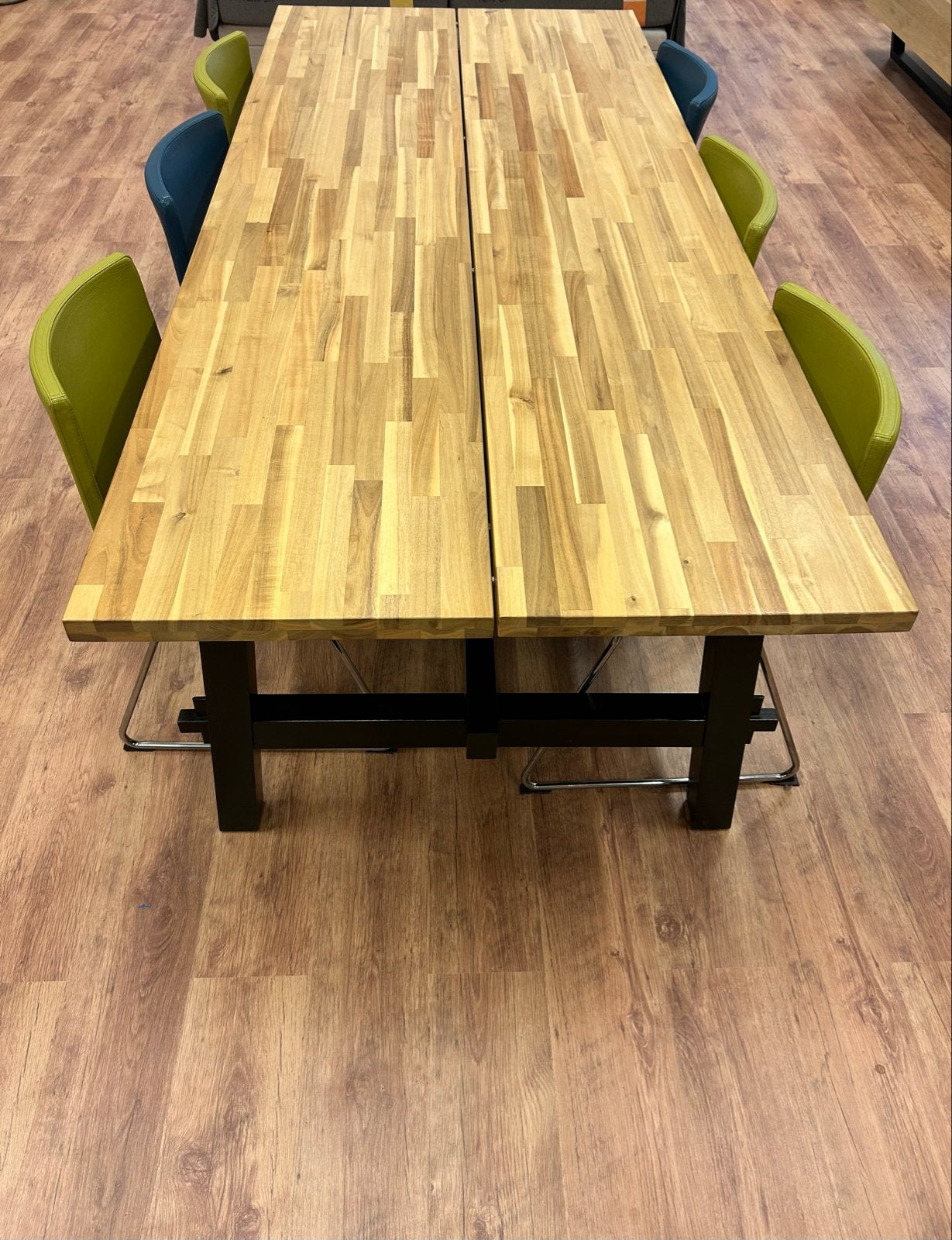 IKEA SKOGSTA Eettafel Acacia Zwart 235x100 cm, 200 cm of meer, Zo goed als nieuw, Vijf personen of meer, Rechthoekig