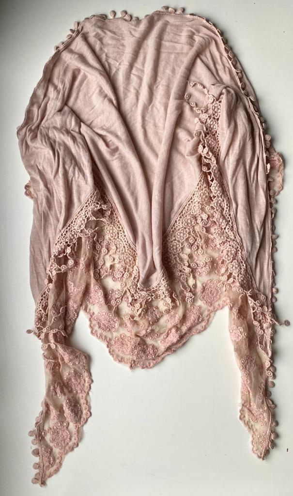 Mooie roze driehoeksjaal met kant, Kleding | Dames, Mutsen, Sjaals en Handschoenen, Ophalen of Verzenden, Zo goed als nieuw, Maat 46/48 (XL) of groter