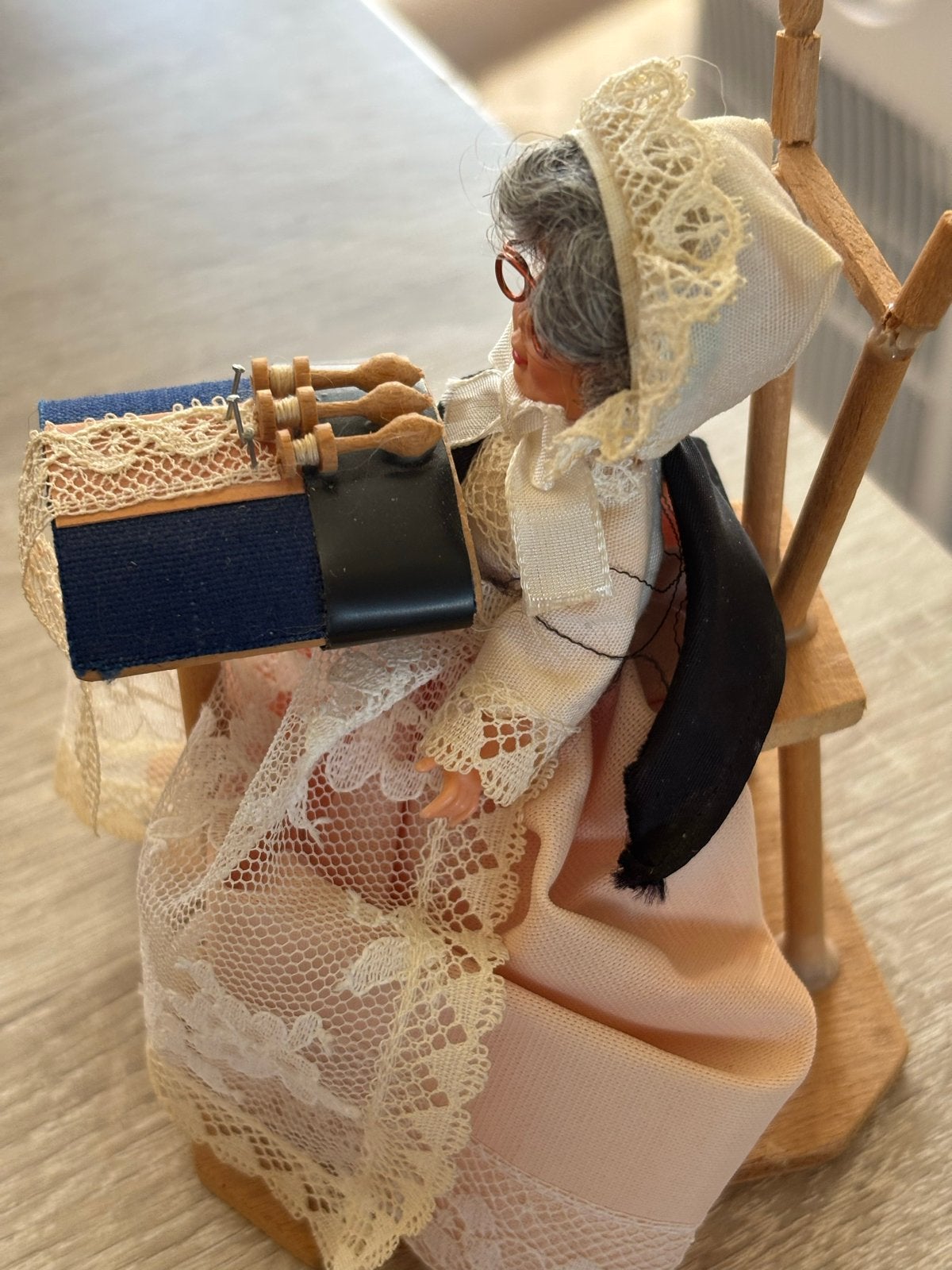 kantklospop op stoel - Decoratieve pop, Verzamelen, Poppen, Ophalen of Verzenden, Gebruikt, Pop