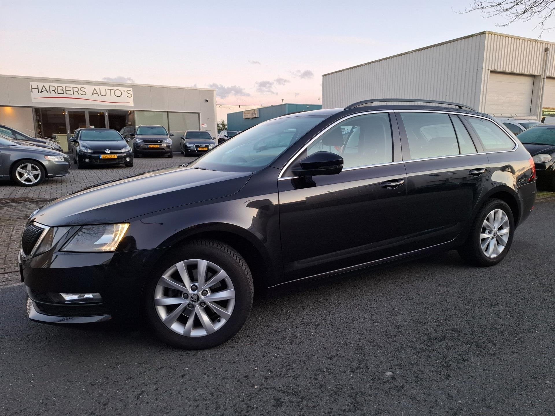 Skoda Octavia Combi 1.0 TSI Ambition Business AUTOMAAT/NAVI/, Auto's, Stof, 116 pk, Zwart, Origineel Nederlands