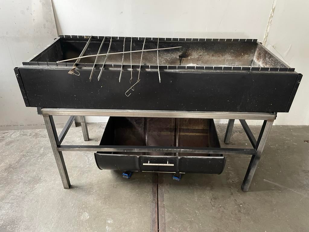 Grote BBQ voor catering/groepen met spiesen en houtskoolvat, Ophalen, Gebruikt, Met accessoires