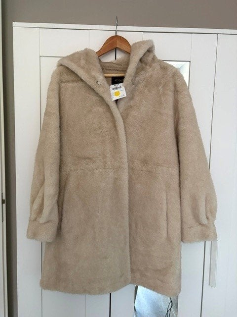 Winterjas van imitatiebont, Ophalen of Verzenden, Zo goed als nieuw, Maat 38/40 (M), Beige