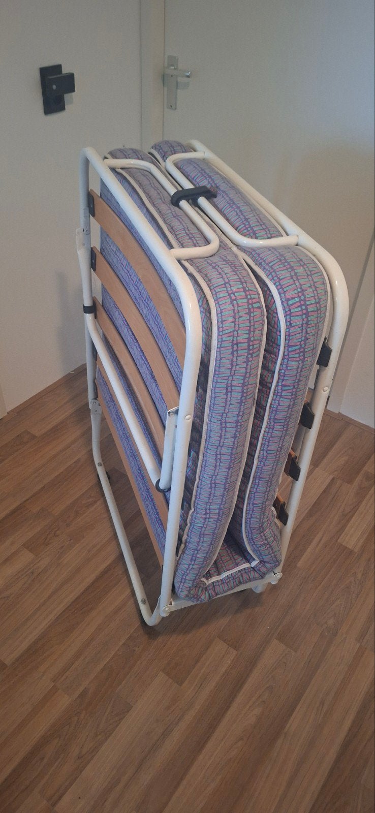Opvouwbaar logeerbed met matras - Zo goed als nieuw, Ophalen, Verstelbaar, Eenpersoons, Wit