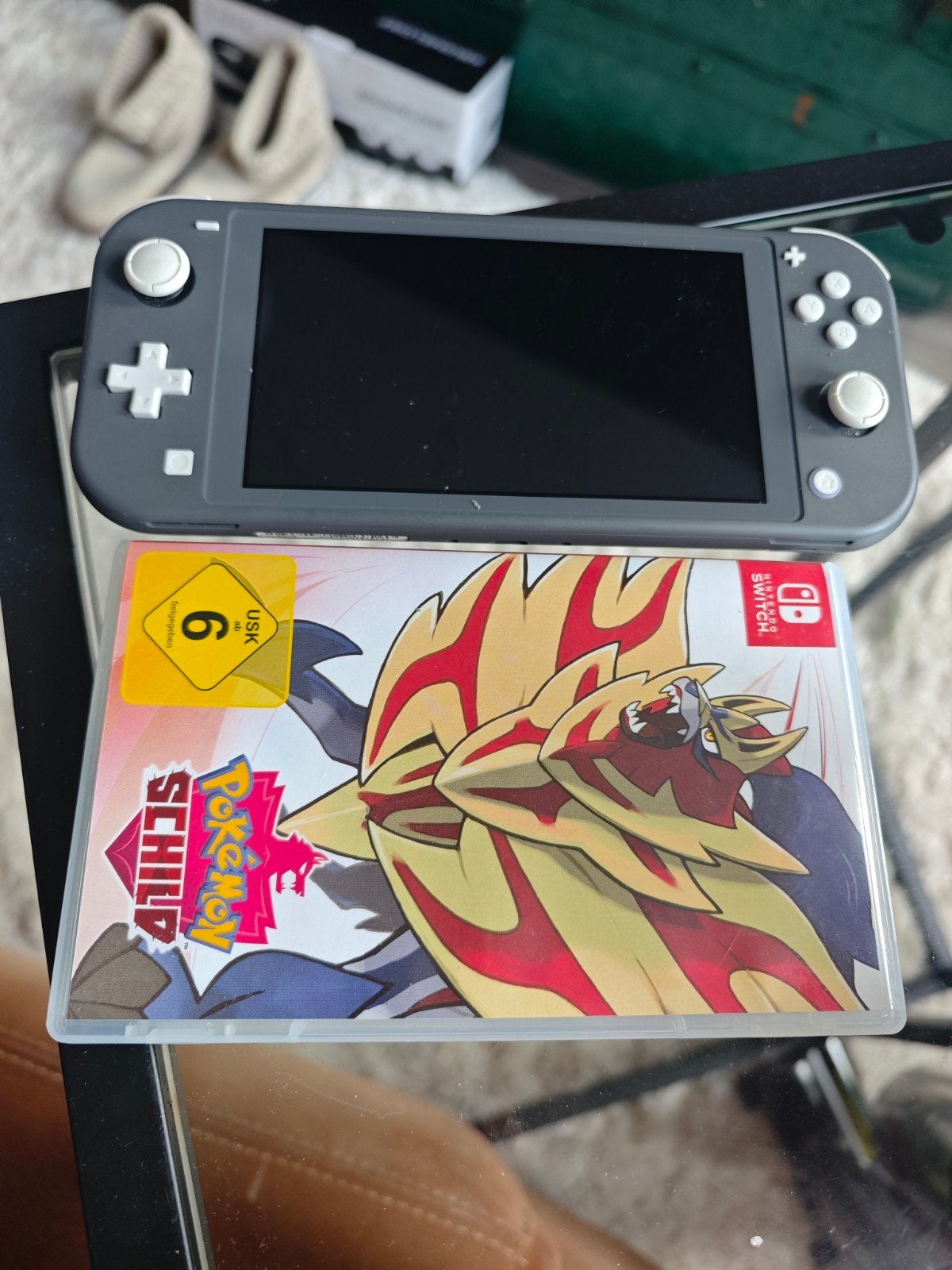 Nintendo Switch Lite met Pokémon Schild, Spelcomputers en Games, Ophalen, Met games, Zo goed als nieuw, Zonder controller