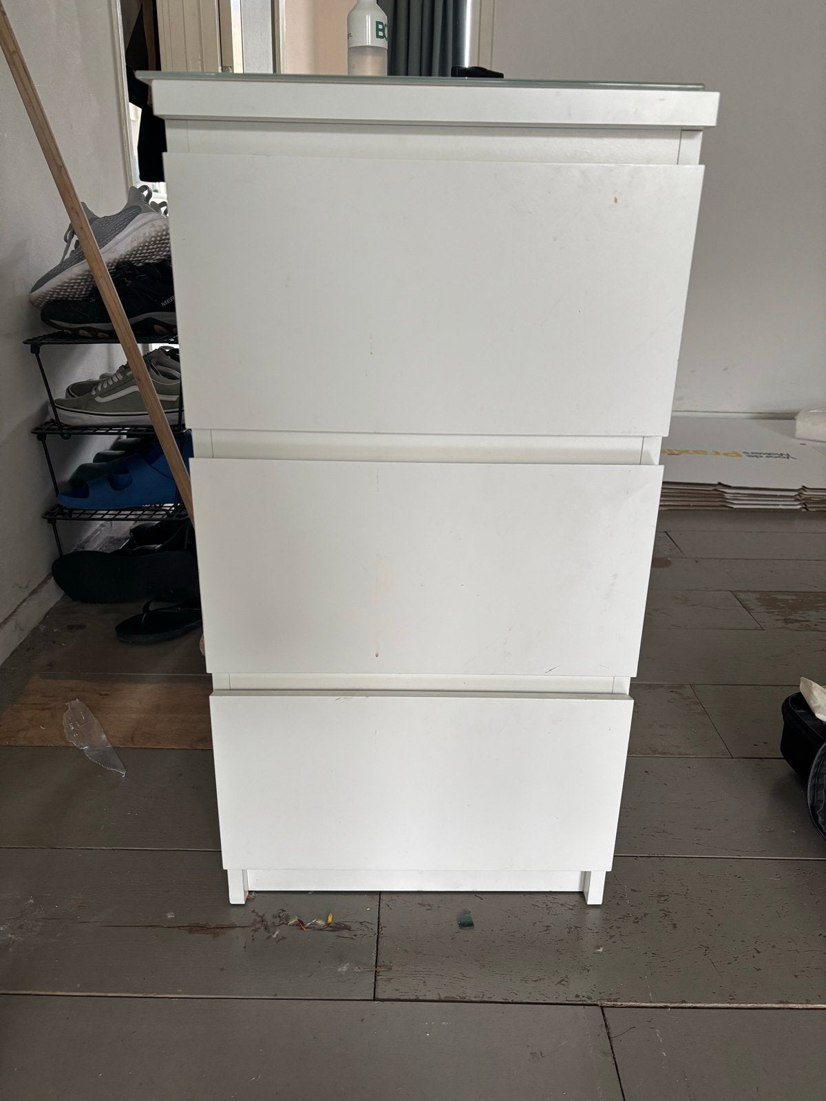 Twee witte IKEA nachtkastjes met glasplaat en 3 lades, Ophalen, Gebruikt, Minder dan 45 cm, 70 cm of meer