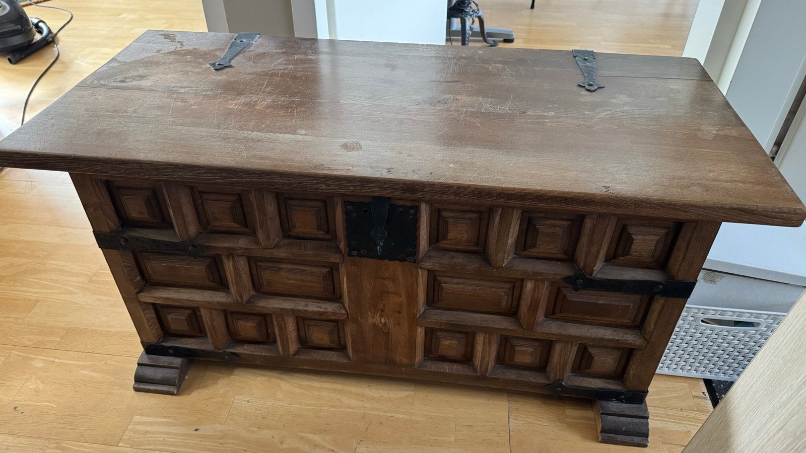 Antieke houten kist met smeedijzeren beslag, Ophalen