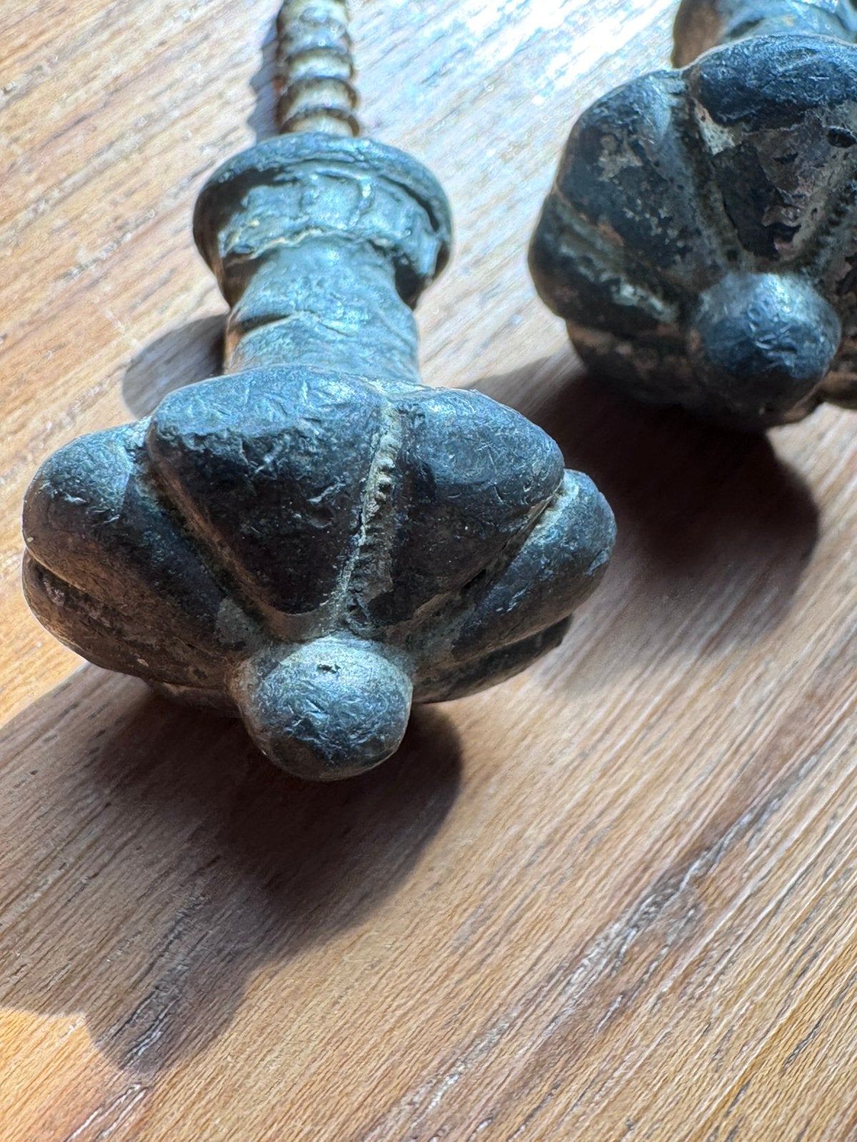 Bronzen knopjes met vaste houtdraad, Antiek en Kunst, Curiosa en Brocante, Ophalen of Verzenden