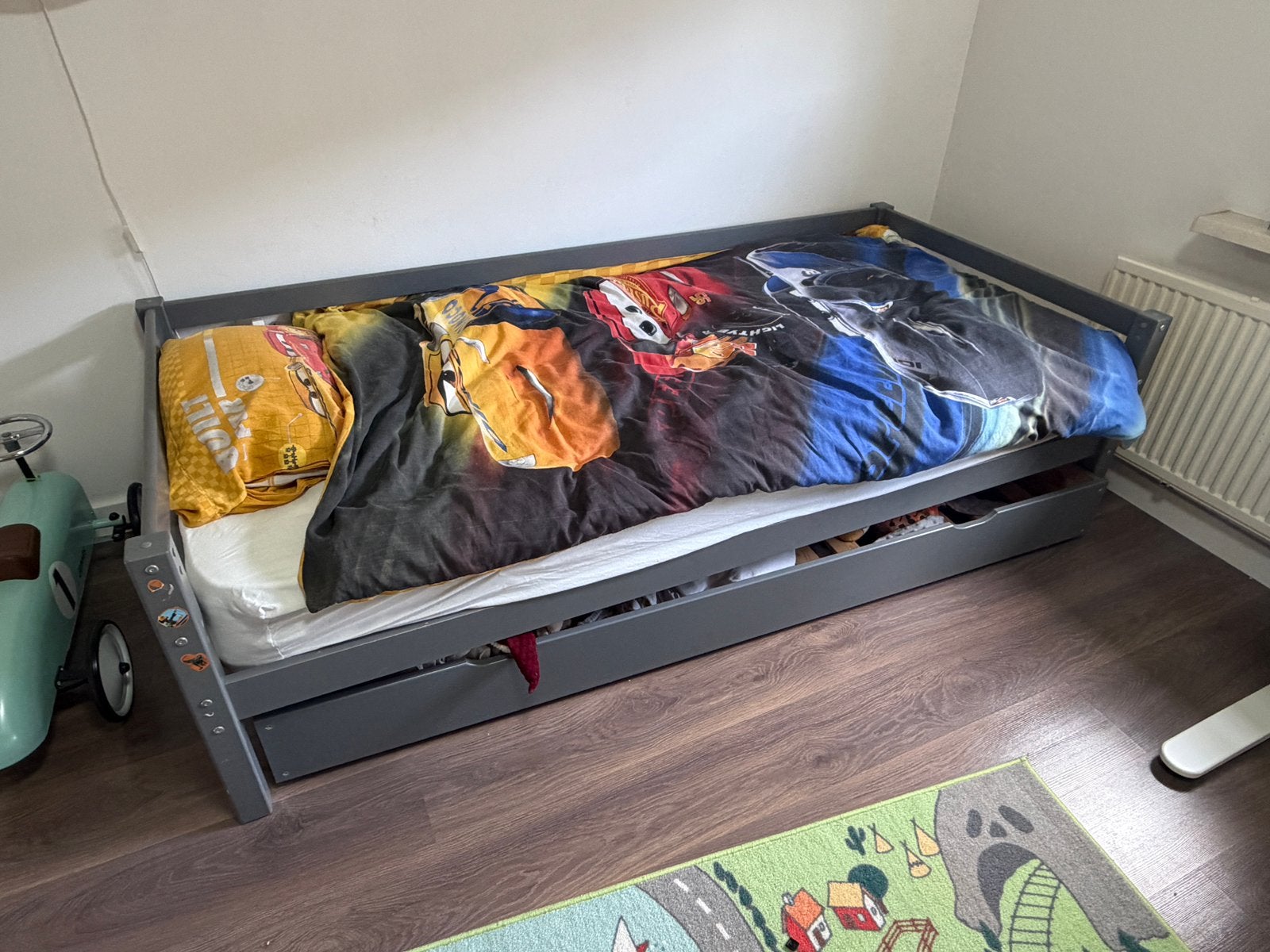 Grijs bed met onderschuifbed, Huis en Inrichting, Slaapkamer | Bedden, Ophalen, 90 cm, Eenpersoons, Zo goed als nieuw