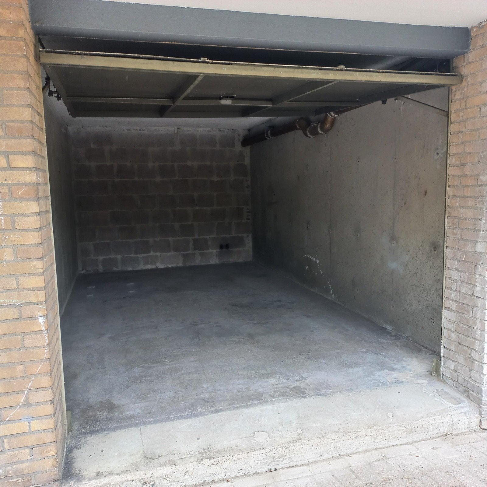 TE KOOP GARAGEBOX ROTTERDAM IJSSELMONDE.