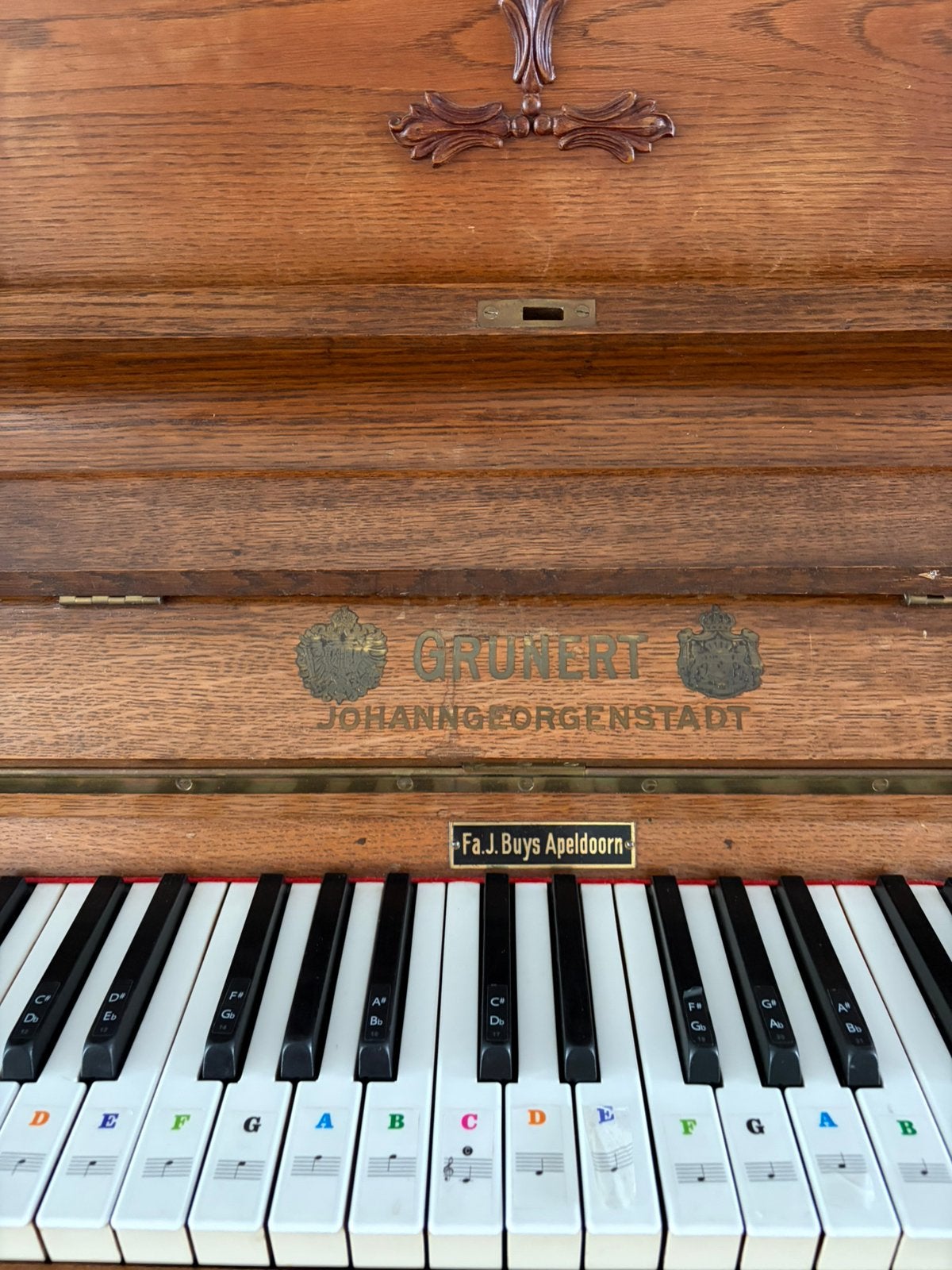 Old piano and stool, Muziek en Instrumenten, Ophalen, Gebruikt, Bruin, Piano