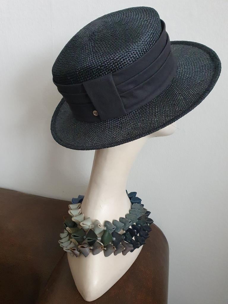 Donkerblauw rieten hoedje met brede band, Verzenden, Gedragen, One size fits all