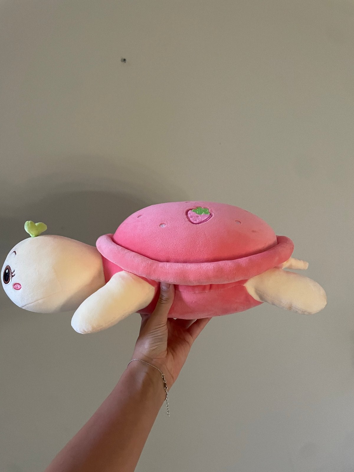 Leuke roze schildpad knuffel met aardbei decoratie, Overige merken, Overige karakters, Overige typen, Nieuw