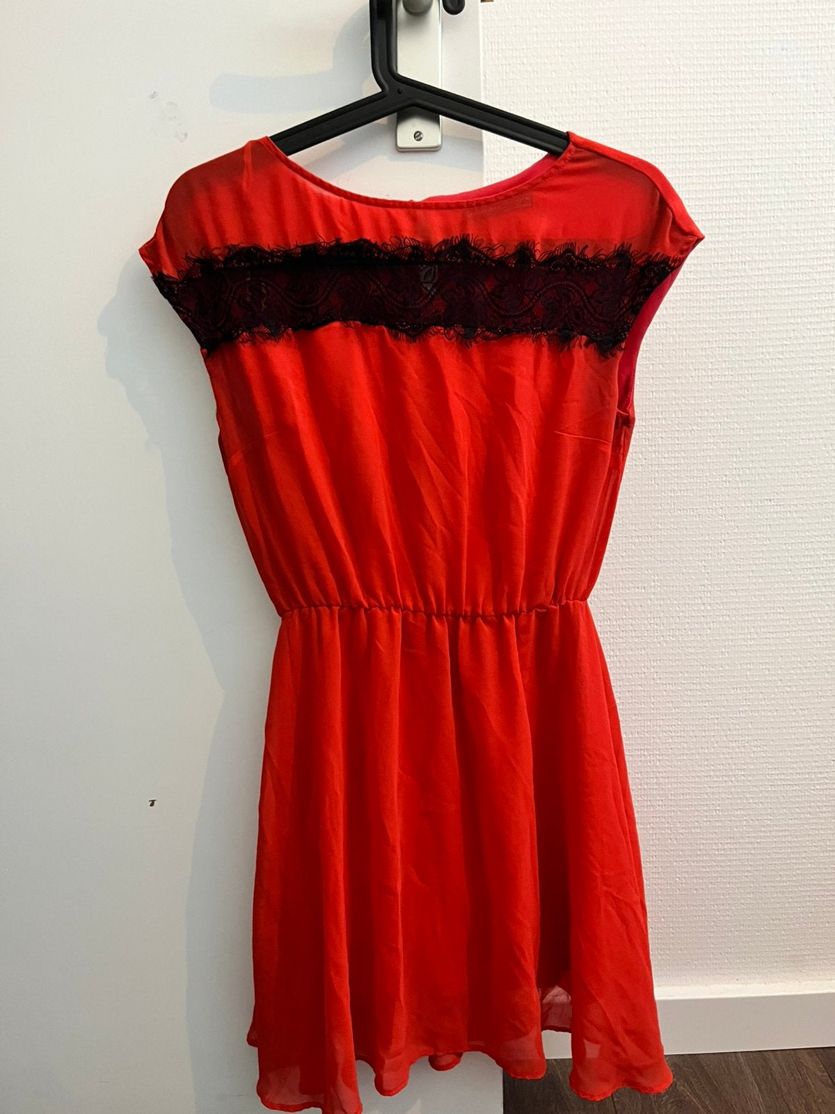 Rode jurk met zwarte kanten details van Atmosphere, maat 34, Ophalen of Verzenden, Zo goed als nieuw, Maat 34 (XS) of kleiner