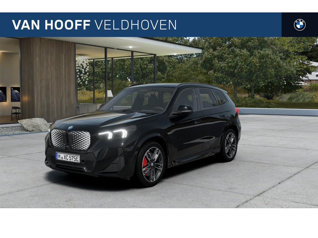 BMW iX1 eDrive20 M Sport / Sportstoelen / M Adaptief onderst, Zwart, Zwart, Nieuw, SUV of Terreinwagen