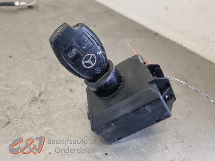 Kontaktslot + Sleutel van een Mercedes Vito