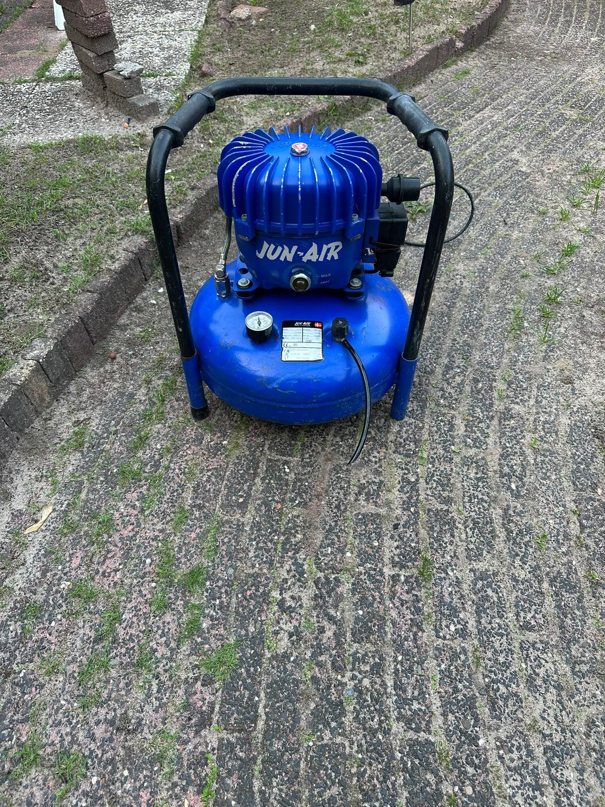 Jun-Air stille compressor, Ophalen, 10 bar of meer, Zo goed als nieuw, Minder dan 200 liter/min