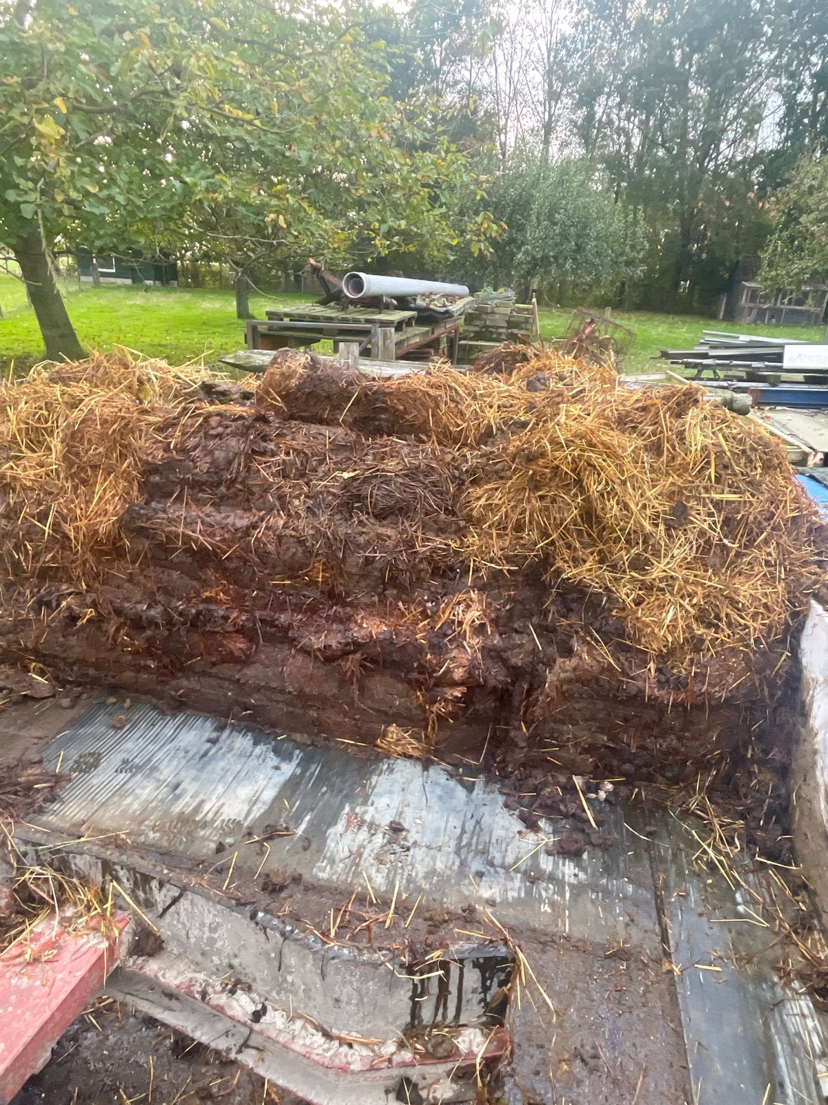Mest van paarden en pony's, Ophalen