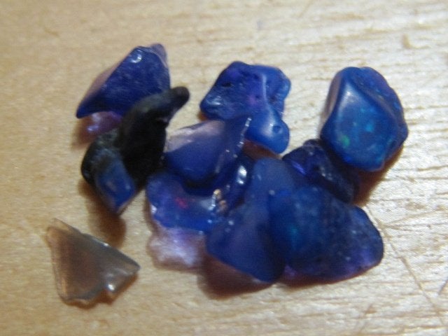 min. ruwe (split) edelstenen PAARS/BLAUWE OPAAL (3), Verzenden, Mineraal