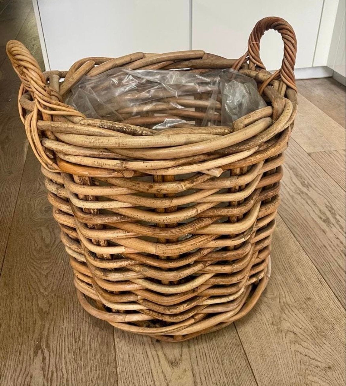 Grote rieten mand met handvatten, Huis en Inrichting, Woonaccessoires | Schalen en Manden, Ophalen, Gebruikt, Gevlochten, Rond