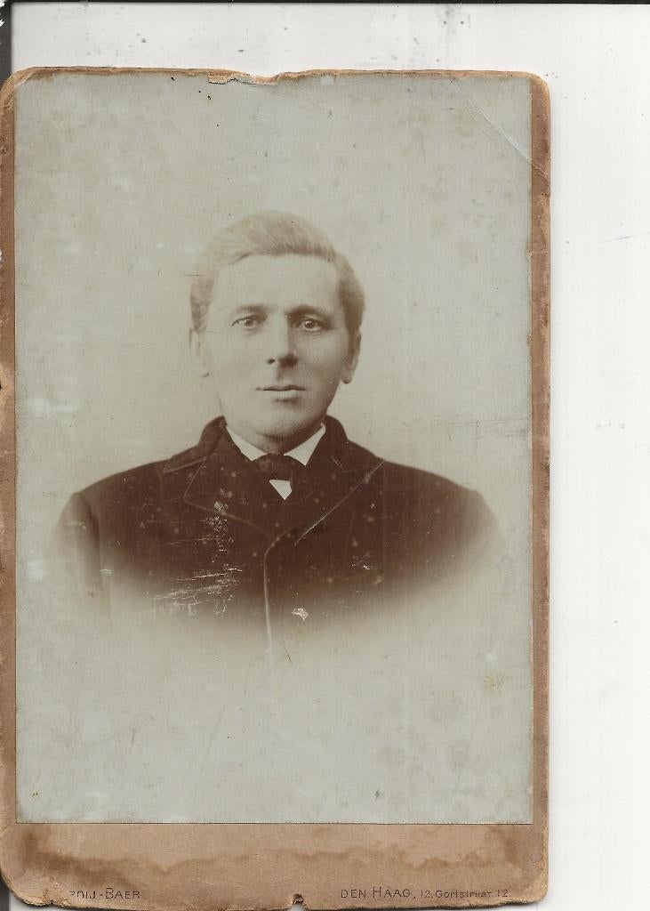 Den Haag Man in duffelse jas 1902  Kabinetsfoto, Ophalen of Verzenden, Voor 1920, Ongelopen, Zuid-Holland