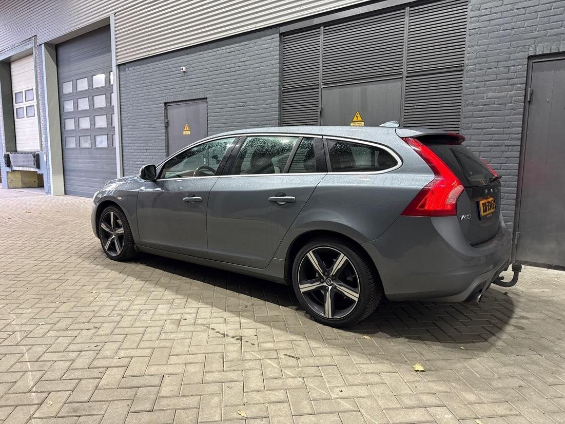 Volvo V60 T4 Business Sport R-Design | Trekhaak | Stoelverwa, Auto's, Gebruikt, Euro 6, 1969 cc, 1600 kg