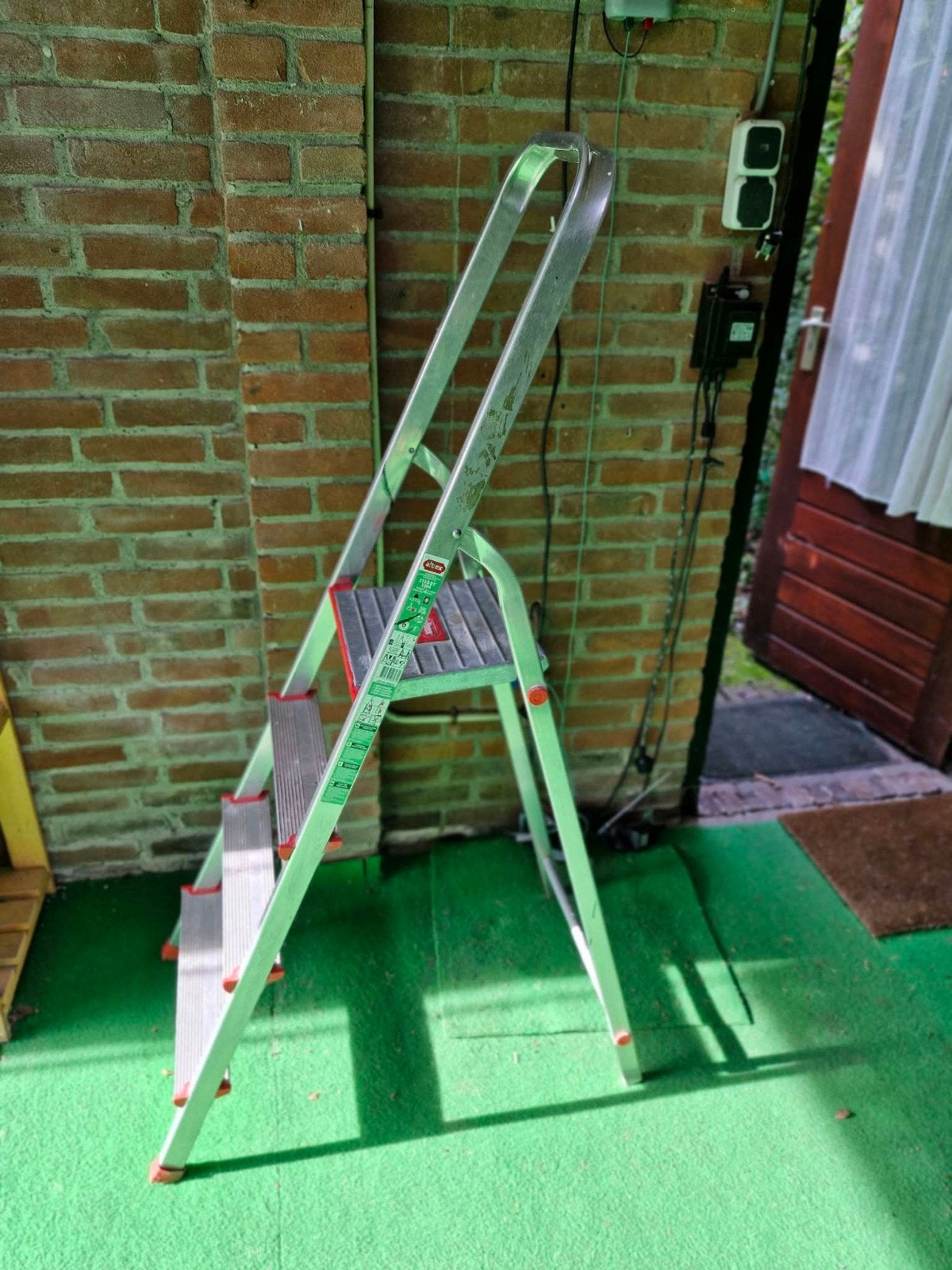 Altrex huishoudtrap (4 treden) - gebruikt, Doe-het-zelf en Verbouw, Ophalen, Gebruikt, Trap, Opvouwbaar of Inschuifbaar