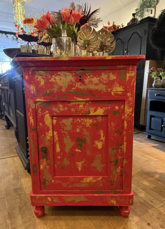 Uniek vintage kastje, oude kast, vrolijk rood halkastje VdlM, Huis en Inrichting, Kasten | Ladekasten, Ophalen, 1 of 2 laden, Antiek bijzetkastje groot nachtkastje brocante kast rood geel