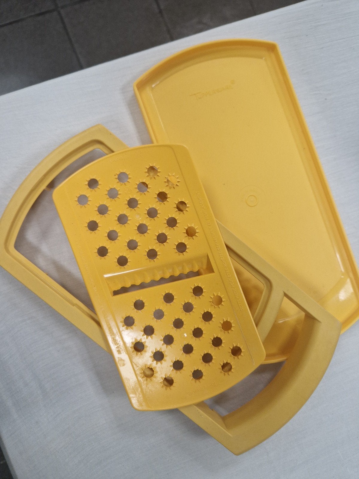 Tupperware Mandoline Geel, Huis en Inrichting, Ophalen of Verzenden, Gebruikt, Geel, Overige typen