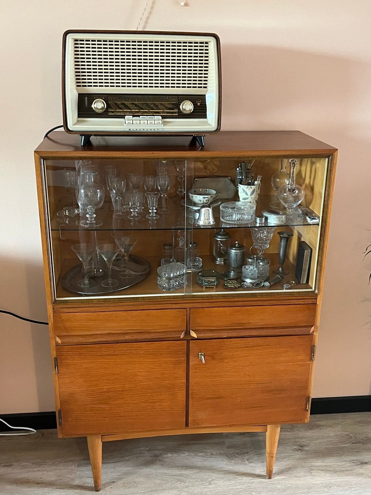 Vintage Teak Vitrinekast met Glazen Schuifdeuren, Ophalen