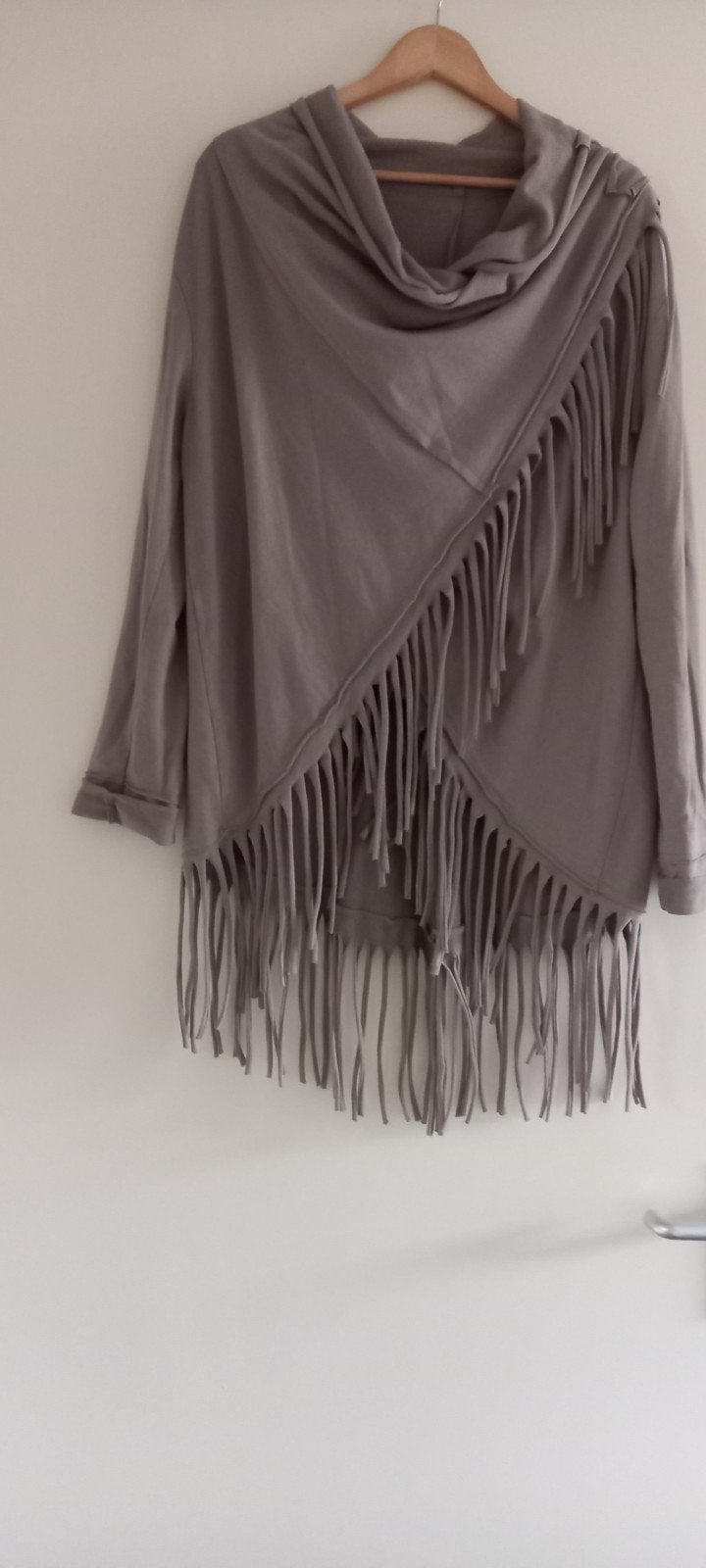vest met franje, kleur: grijs €15, Kleding | Dames, Overige Dameskleding, Ophalen of Verzenden, Nieuw