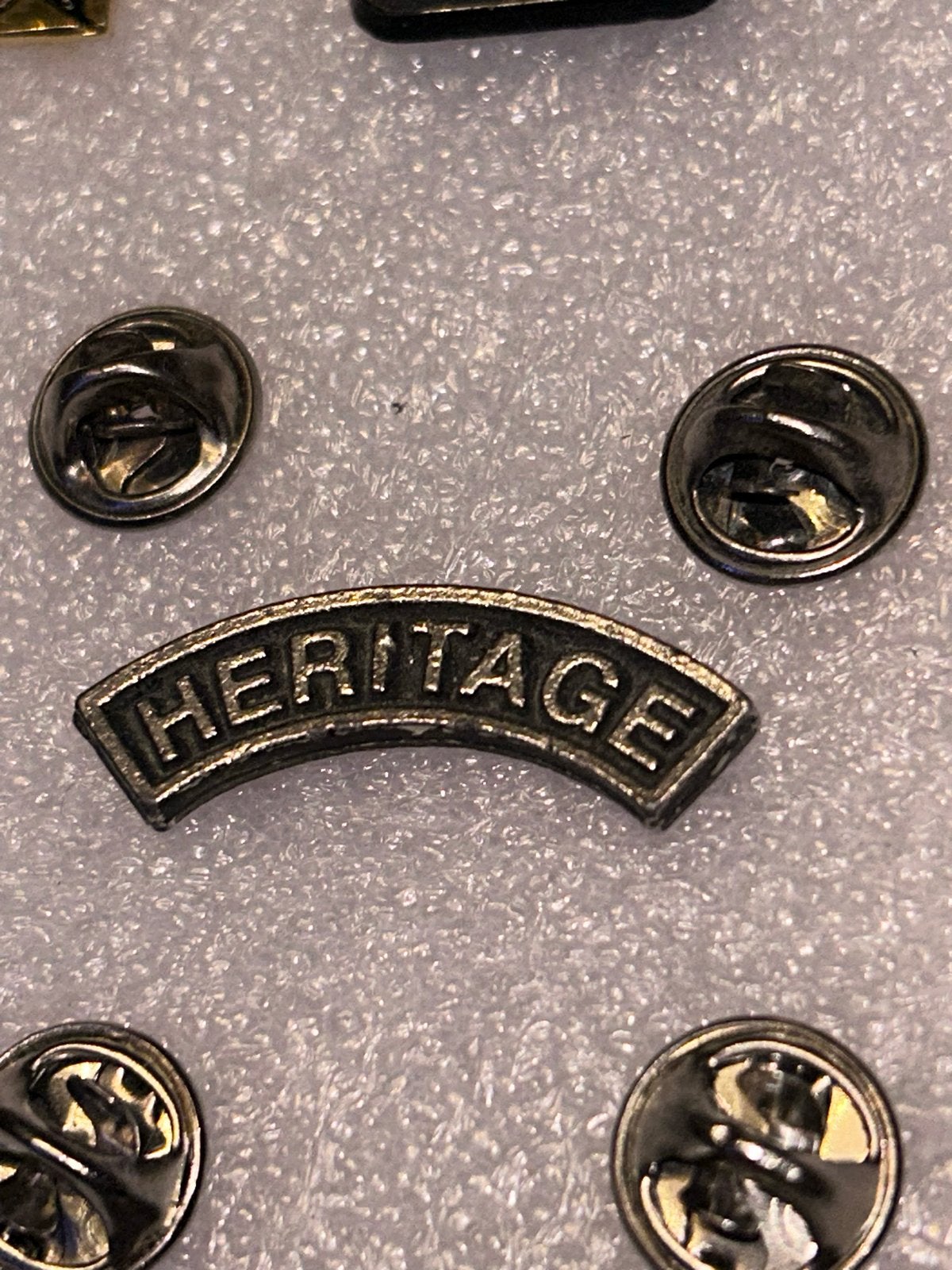 Vintage 'Heritage' pin - Uniek Verzamelobject, Ophalen of Verzenden, Gebruikt, Overige onderwerpen, Speldje of Pin