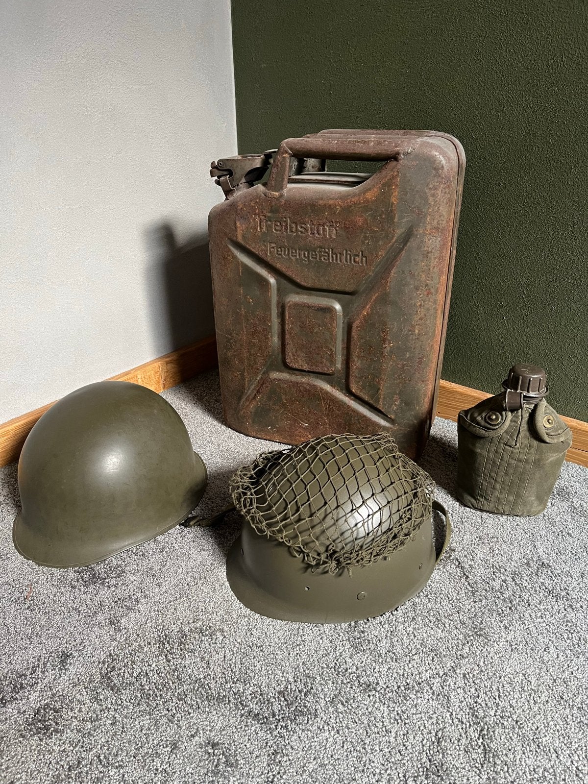 Militair verzamelpakket: helmen, jerrycan en veldfles, Ophalen, Overige soorten, Duitsland, Helm of Baret