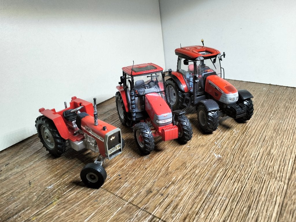 Te koop Massey Ferguson en 2x McCormick schade(A), Ophalen of Verzenden, Gebruikt, Tractor of Landbouw, Overige merken