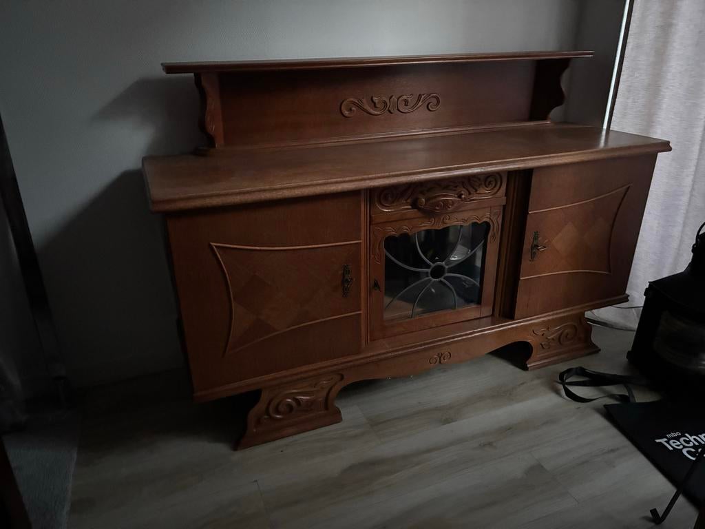 Antieke kast met glas-in-lood details, Ophalen